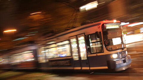 Eine 17-jährige wurde auf dem Heimweg vom Ostbahnhof von einem Mann bedrängt. (Symbolbild)