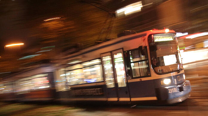 Eine 17-jährige wurde auf dem Heimweg vom Ostbahnhof von einem Mann bedrängt. (Symbolbild)