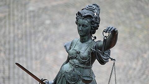 Eine Statue der Justitia hält eine Waage und ein Schwert in der Hand. (Symbolbild)