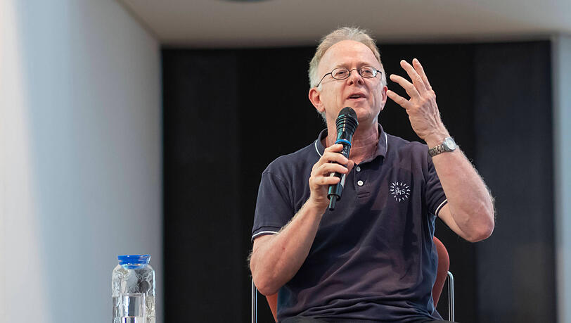 Podium "Höchste Zeit für zivilen Ungehorsam": Der Münchner Jesuitenpater Jörg Alt spricht im Juni 2023 auf dem Evangelischen Kirchentag in Nürnberg.