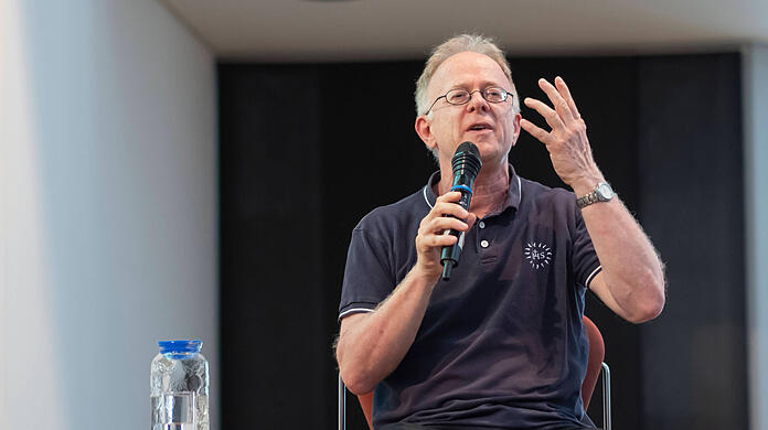 Podium "Höchste Zeit für zivilen Ungehorsam": Der Münchner Jesuitenpater Jörg Alt spricht im Juni 2023 auf dem Evangelischen Kirchentag in Nürnberg.