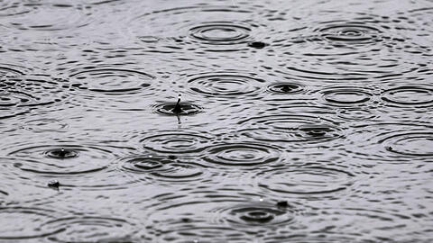 Zum Wochenstart gibt es Regen und Schnee in Bayern.
