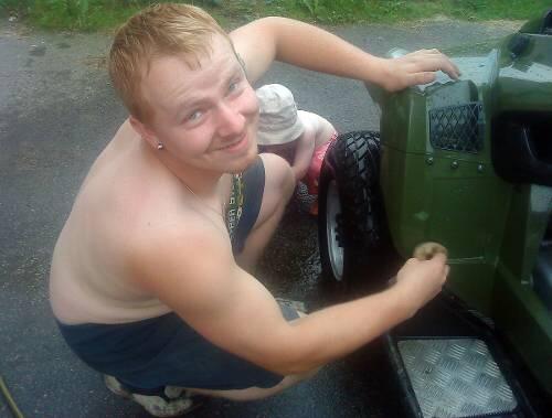 Dirk U. mit dem grünen Quad, auf dem er tödlich verunglückte. Im Hintergrund ist sein heute zweijähriger Sohn zu sehen.
