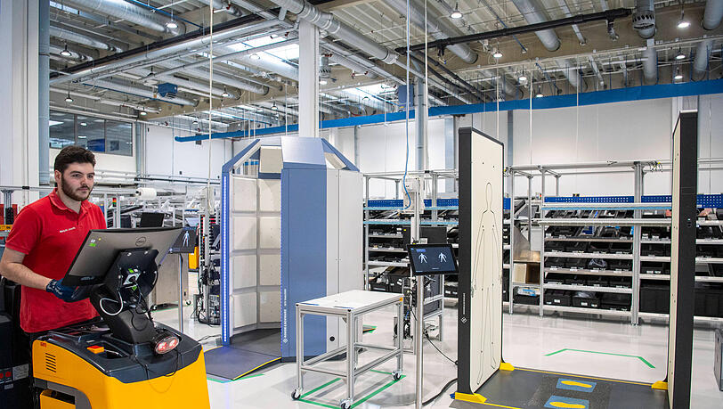 Rohde & Schwarz stellt unter anderem Sicherheitsscanner her. Hardwareentwickler verdienen bei Rohde & Schwarz mindestens zwischen 5261 Euro und 6650 Euro. Au&szlig;ertariflich kann das Gehalt sogar noch h&ouml;her liegen.