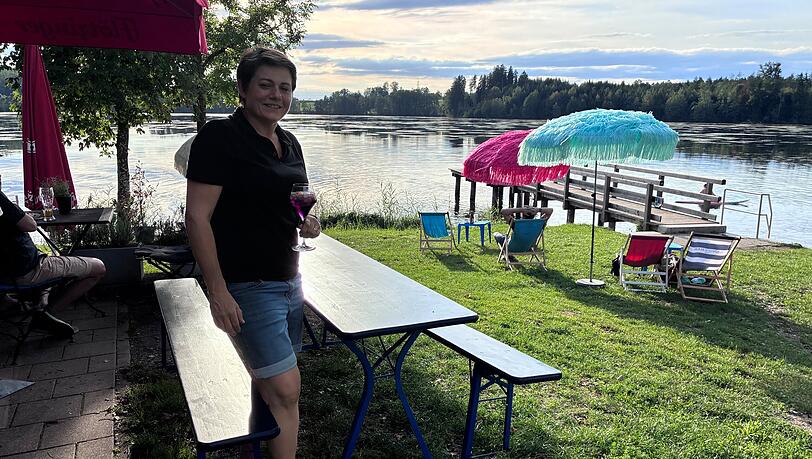 Sanseebar-Betreiberin Sandra Krug. Willkommen am Tinninger See. Sanseebar-Betreiberin Sandra Krug. Willkommen am Tinninger See.