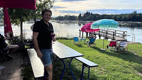 Sanseebar-Betreiberin Sandra Krug. Willkommen am Tinninger See.