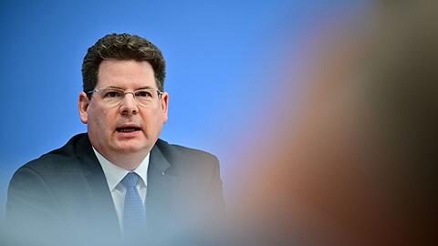 Noch mehr schuldenfinanziertes Geld sollte der Staat nach Einsch&auml;tzung der Experten nicht in die Hand nehmen.