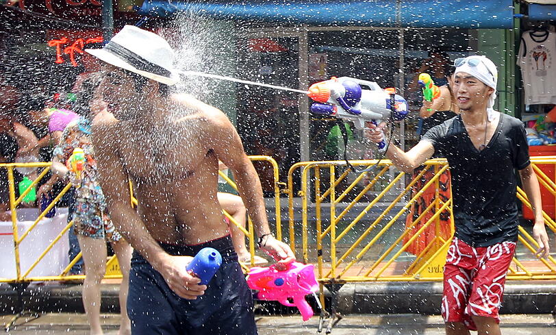 Die Bilder vom großen Songkran-Fest in Bangkok, deer größten Wasserparty der Welt.