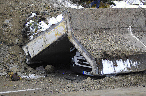 Horror-Unfall auf der Brenner-Autobahn: Eine Betonmauer hat sich von einem Hang gelöst und einen Münchner Lkw unter sich begraben. Die Bilder...