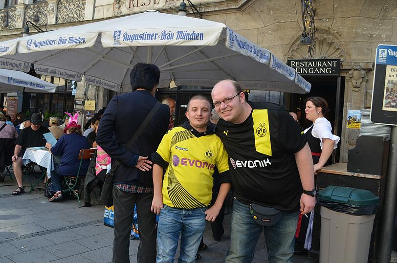 Pessimistische BVB-Fans beim Augustiner am Stachus.  "Ich glaube, das wird ganz knifflig. Das geht ins Elfermeterschießen,". Für die Sechz?ger wäre das natürlich schon ein Erfolg.
meint der Herr im schwarzen BVB-Shirt.
