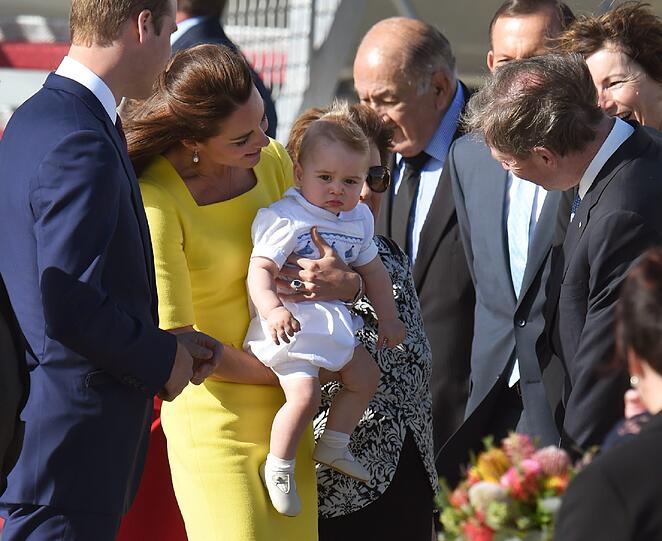 Mit königlicher Ruhe lässt Mittelpunkt Prinz George den Trubel um sich geschehen.