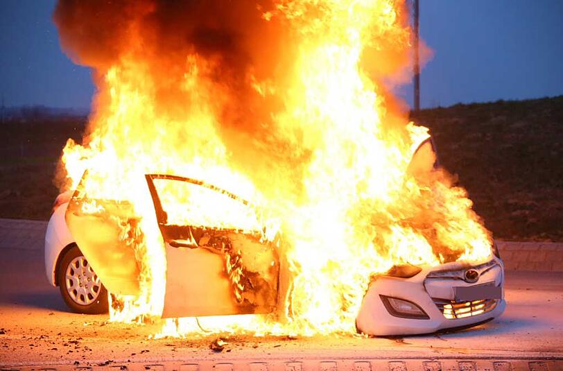 Spektakulärer Brand eines Pkw in Ampfing - die Bilder von den Löscharbeiten.