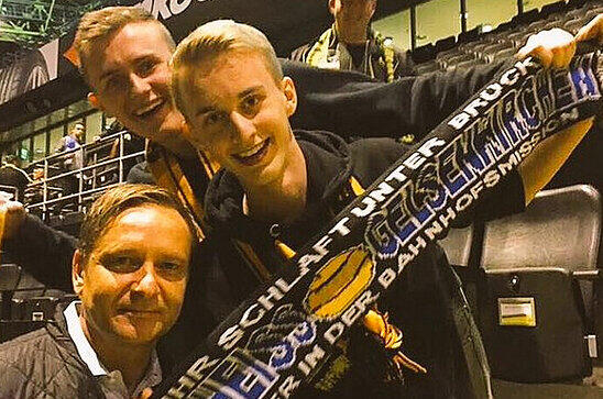Eine Provokation für jeden Schalke-Fan: Horst Heldt posiert mit BVB-Fans