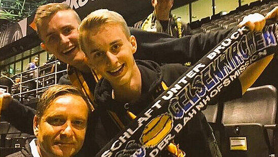 Eine Provokation für jeden Schalke-Fan: Horst Heldt posiert mit BVB-Fans Eine Provokation für jeden Schalke-Fan: Horst Heldt posiert mit BVB-Fans