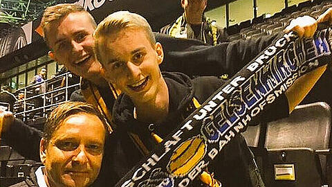Eine Provokation für jeden Schalke-Fan: Horst Heldt posiert mit BVB-Fans