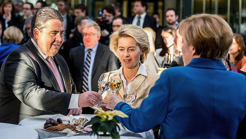 Nachdem die Partei-Chefs den Koalitionsvertrag unterzeichnet haben, stoßen Sigmar Gabriel, Ursula von der Leyen und Angela Merkel (r.) an &ndash; das war Dezember 2013, rund drei Monate nach der Bundestagswahl. Ob sich Union und SPD auch vier Jahre später bei einer GroKo-Neuauflage zuprosten können, dürfte sich in Kürze entscheiden.