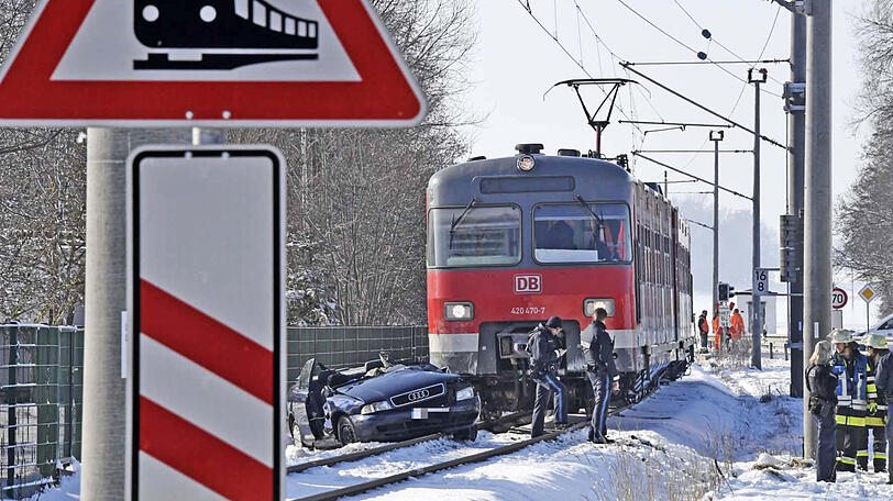 Bilder vom Unfallort bei Markt Indersdorf: Hier kollidierte am Montagmorgen eine S-Bahn mit einem Auto. Der Pkw-Fahrer starb noch am Unfallort.