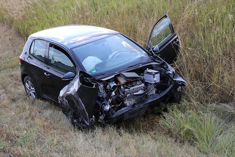 Bei Rothenburg ob der Tauber ist es am Sonntag zu einem schrecklichen Unfall gekommen. Zwei Menschen starben noch an der Unfallstelle, eine junge Frau erlag ihren Verletzungen in der darauffolgenden Nacht.