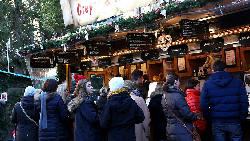 Kripo-Mann Reinhold Bergmann zeigt, wie Taschendiebe auf dem Christkindlmarkt in München vorgehen. Kripo-Mann Reinhold Bergmann zeigt, wie Taschendiebe auf dem Christkindlmarkt in München vorgehen.