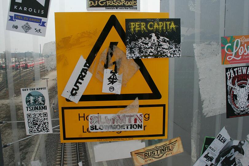 "Hochspannung! Lebensgefahr!" steht hier eigentlich.