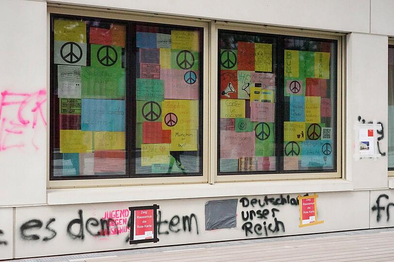 Die rechten Parolen an der BOS sind inzwischen überklebt.
