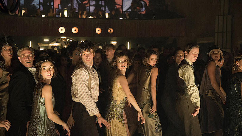 Babylon Berlin: Tanz im MOKA EFTI: Rudi Malzig (JOHANN JÜRGENS), Charlotte Ritter (LIV LISA FRIES), Jänicke (ANTON VON LUCKE)