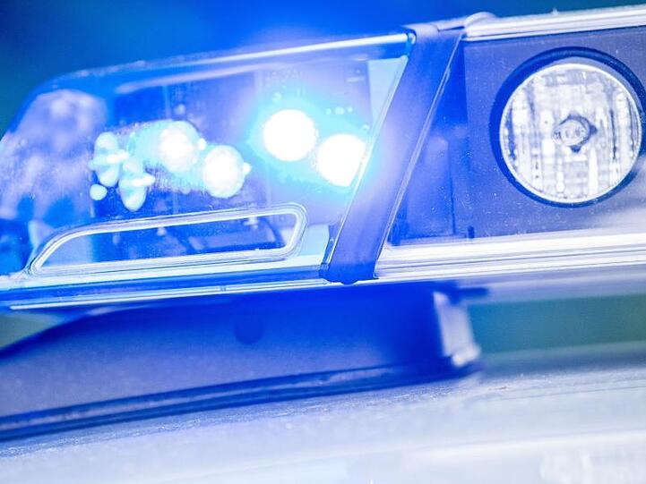 Ein Blaulicht leuchtet an einer Polizeistreife. Foto: Lino Mirgeler/dpa/Archivbild