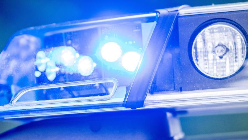 Ein Blaulicht leuchtet an einer Polizeistreife. Foto: Lino Mirgeler/dpa/Archivbild Ein Blaulicht leuchtet an einer Polizeistreife. Foto: Lino Mirgeler/dpa/Archivbild