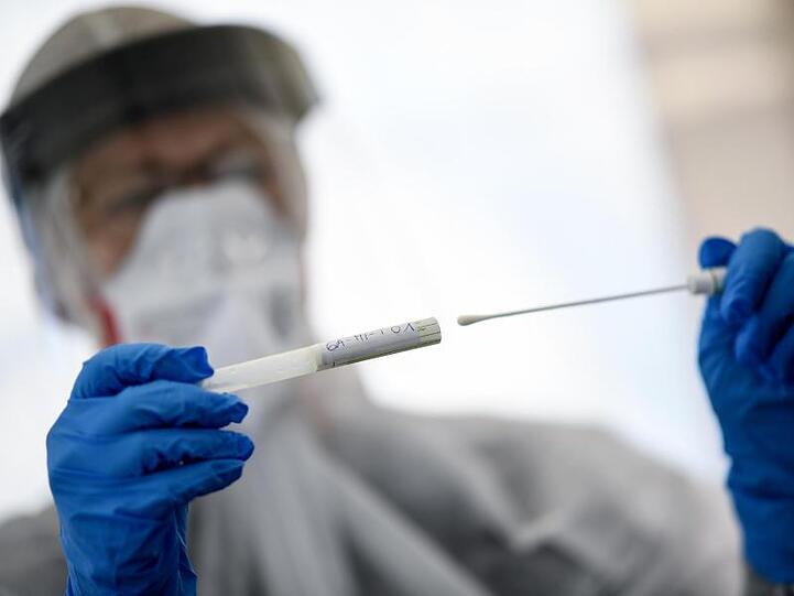 Corona-Test eines Berliner Gesundheitsamts.