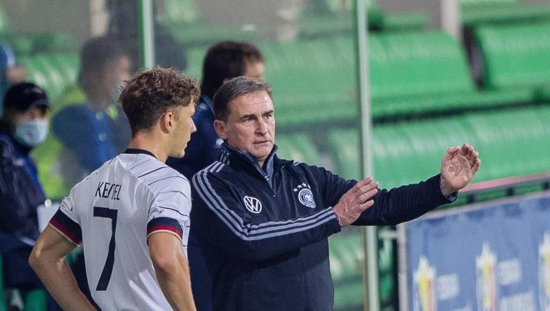 U21-Bundestrainer Stefan Kuntz (r) hat Personalsorgen.
