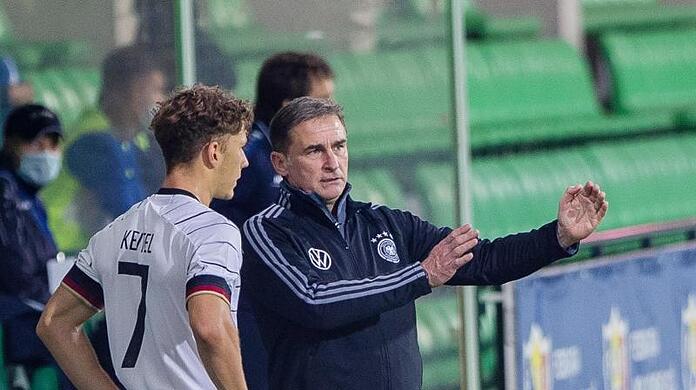 U21-Bundestrainer Stefan Kuntz (r) hat Personalsorgen.