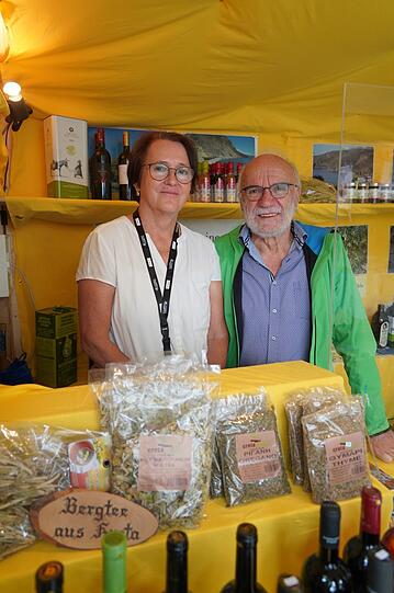 Agnes und Aloisius Schedlbauer sind seit 15 Jahren bei der Dult mit Olivenöl und Wein. Die beiden zählen auf ihre Stammgäste.