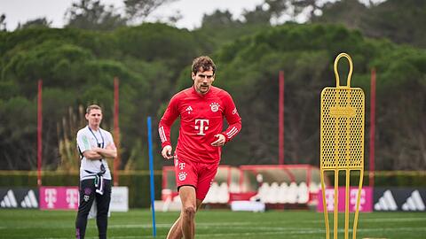 Trainingslager in Portugal, Leon Goretzka (r) trainiert mit Teamkollegen.