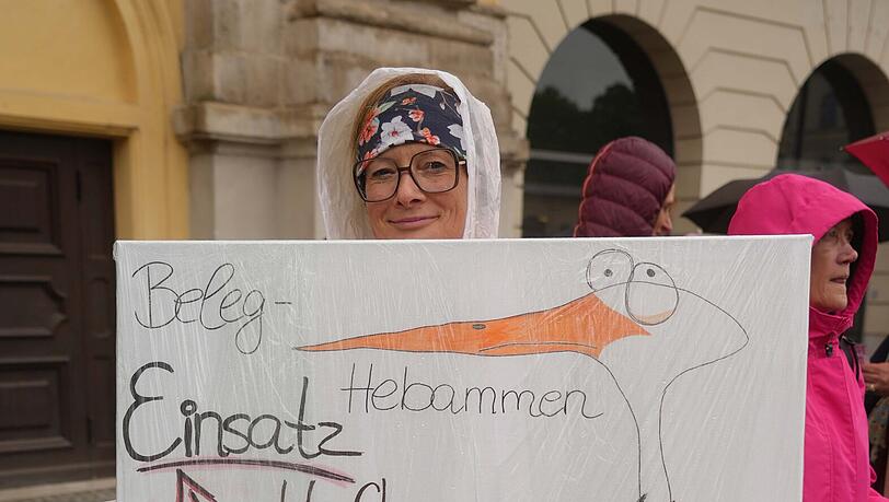Viele haben selbstgestaltete Plakate mitgebracht. Viele haben selbstgestaltete Plakate mitgebracht.