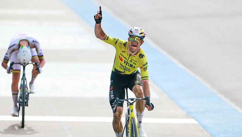 Wout van Aert jubelt, Tadej Pogacar (l) ist geschlagen.