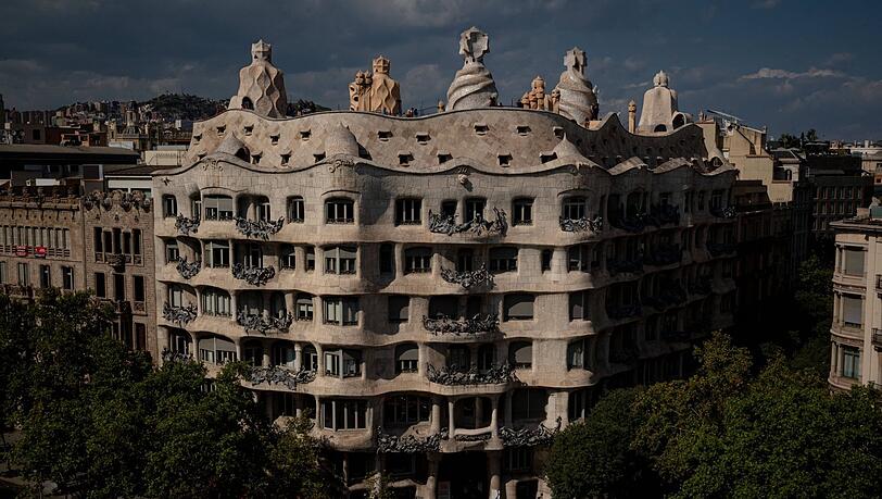 Die &bdquo;Casa Mil&agrave;&ldquo; erhielt von Barcelonas Bev&ouml;lkerung schon bald den Spitznamen &bdquo;La Pedrera&ldquo; (&bdquo;der Steinbruch&ldquo;). Heute geh&ouml;rt sie zum Unesco-Weltkulturerbe.