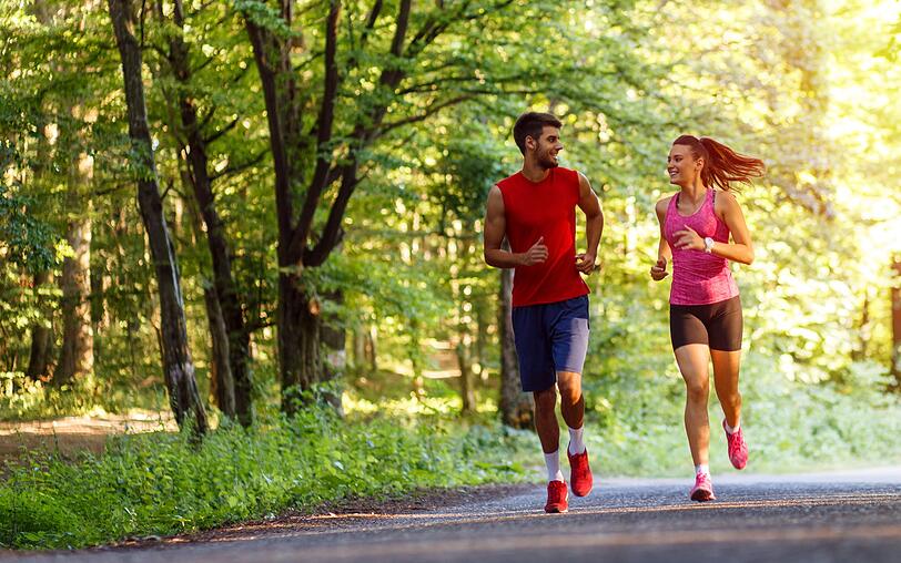 Zu einem gesunden Lebensstil gehört auch ausreichend Bewegung, am besten an der frischen Luft. Wenn Sie in Ihrem Beruf überwiegend sitzen, ist ein Ausgleich dazu besonders wichtig. Ihr Fitness-Training sollte aus einer Mischung aus Kraft- und Ausdauersport bestehen. Sport regt die Durchblutung des Gehirns an und unterstützt die Bildung neuer Nervenzellen. Zu einem gesunden Lebensstil gehört auch ausreichend Bewegung, am besten an der frischen Luft. Wenn Sie in Ihrem Beruf überwiegend sitzen, ist ein Ausgleich dazu besonders wichtig. Ihr Fitness-Training sollte aus einer Mischung aus Kraft- und Ausdauersport bestehen. Sport regt die Durchblutung des Gehirns an und unterstützt die Bildung neuer Nervenzellen.