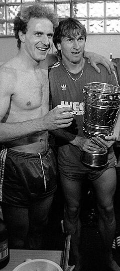 31.5.1984: Karlheinz Rummenigge und Klaus Augenthaler bei der Feier in der Kabine - DFB-Pokalsieger 1984 FC Bayern München - Bor. Moenchengladbach.