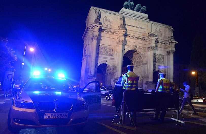 Nicht nur Rote oder Blaue, sondern auch Grüne: Polizisten sorgen am Siegestor für Ordnung.
