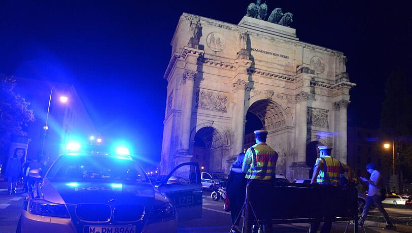 Nicht nur Rote oder Blaue, sondern auch Grüne: Polizisten sorgen am Siegestor für Ordnung. Nicht nur Rote oder Blaue, sondern auch Grüne: Polizisten sorgen am Siegestor für Ordnung.
