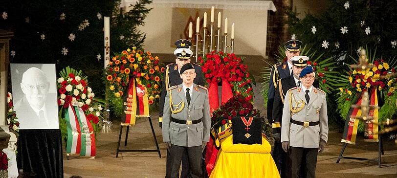 Trauerfeier in Uelzen für Peter Struck - die Bilder aus der St. Marien-Kirche