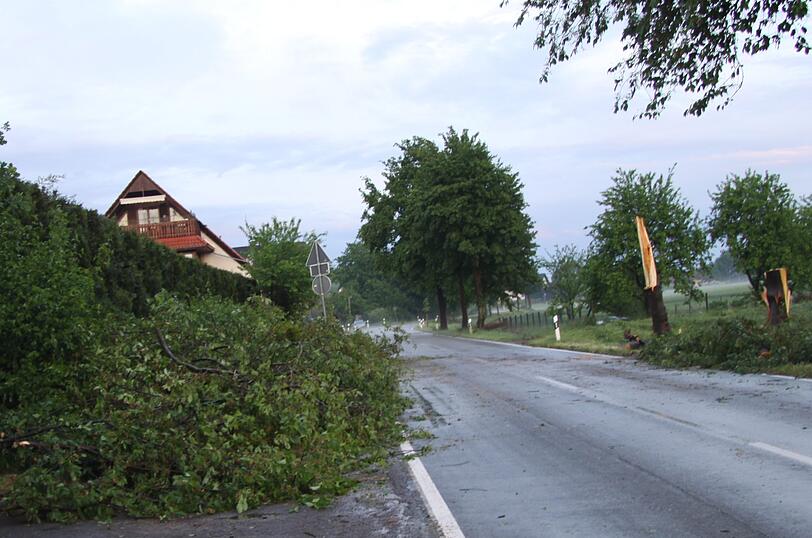 Das Unwetter hat in Nordrhein-Westfalen erhblichen Schaden angerichtet. Die Bilder.