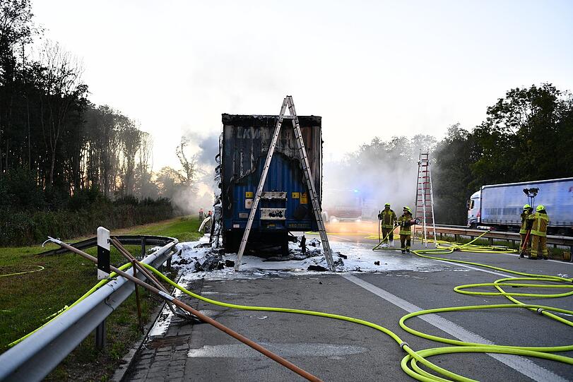 Der Anlieger des Lkw brannte vollständig aus - Bilder vom Löscheinsatz.
