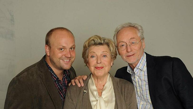 Die wohl bekannteste deutsche TV-Familie: Klaus (l.) und Hans Beimer nehmen Helga Beimer in ihre Mitte.