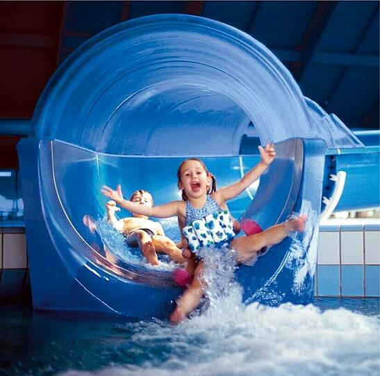 2. Januar: Rutschen bis der Arzt kommt: 3 Grad und Regen &ndash; nichts wie ab mit den kleinen und großen Anhängen ins Auto und los in Richtung Therme Erding, die gute Ferienlaune bewahren. Die Kleinen (und die Großen) toben im Rutschenparadies, dann noch ein paar Bahnen ziehem oder entspannen im Wellness-Bereich. Fast wie Urlaub, so ein Thermen-Tag.