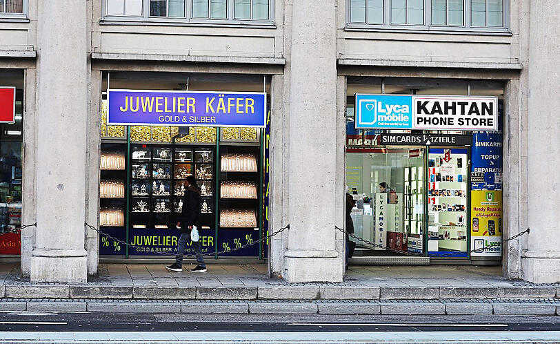 Früher war hier der "Rheinhof" - jetzt gibt's Geschmeide und Handys.