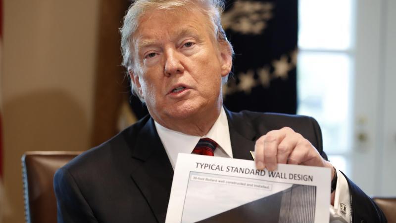 Donald Trump hält ein Foto einer möglichen Grenzmauer in der Hand. Donald Trump hält ein Foto einer möglichen Grenzmauer in der Hand.