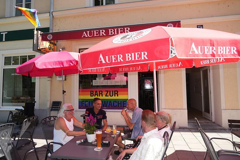 Stammgast Carol (links) genießt mit seinen Spezln die Sonne vor der Bar.