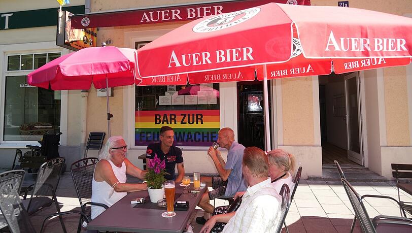 Stammgast Carol (links) genießt mit seinen Spezln die Sonne vor der Bar. Stammgast Carol (links) genießt mit seinen Spezln die Sonne vor der Bar.