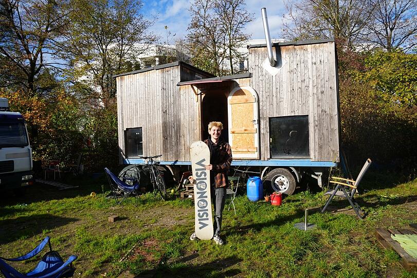 Nico mit Board vor seinem Home/ Zuhause Wagenpark Olga bangt Gottlieb BÃ¶hm Ring 25.10.2022 Foto: Daniel von Loeper, Fotograf: Daniel Loeper